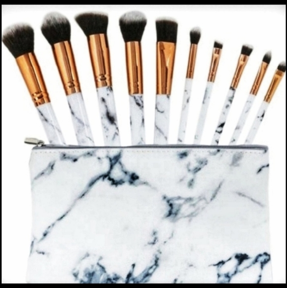 Other - 🆕️LAST SET♥️MARBLE DESIGN BRUSH SET W/ POUCH♥️